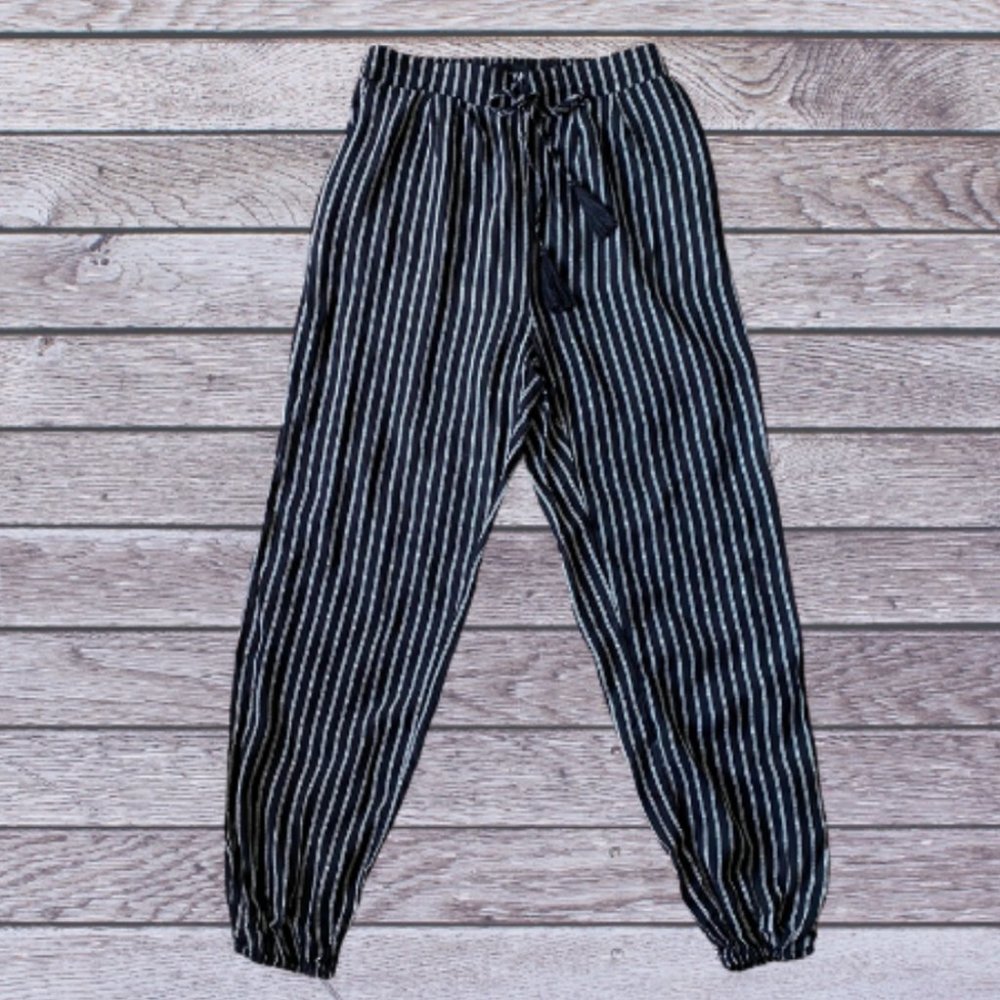 Stripped jogger with leg slit
